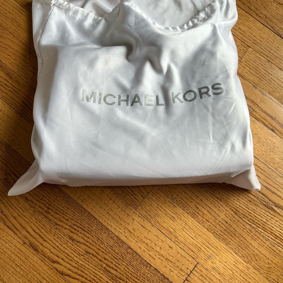 Michael Kors Satchel Bag Excellent Condition w/center zip compartment & dust bag - Picture 7 of 10